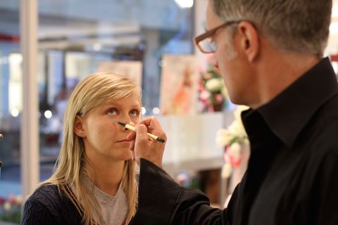 lekcja makijażu, Bobbi Brown, Eduardo Ferreira, aplikacja korektora