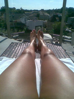 gładkie opalone nogi