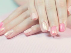 PASTELOWY MANICURE HYBRYDOWY Z EFEKTEM „SYRENKI” manicure hybrydowy z efektem syrenki