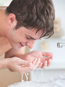 mężczyzna myje twarz