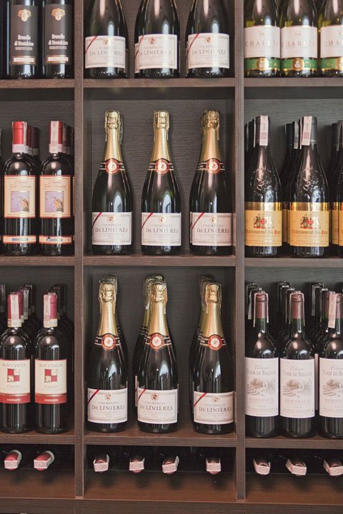 wina na półce Żabki i Freshmarketu