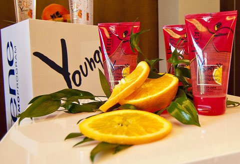 Lirene Youngy 20+ Żel myjąco-peelingujacy do twarzy Pobudzające Hiszpańskie Flamenco z pomarańczą