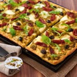 pizza-con-pomodori-al-forno-e-pesto.jpg