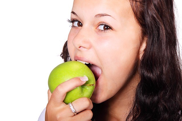 Kobieta jedząca jabłko