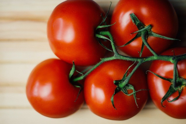 food-wood-tomatoes Czerwone pomidory