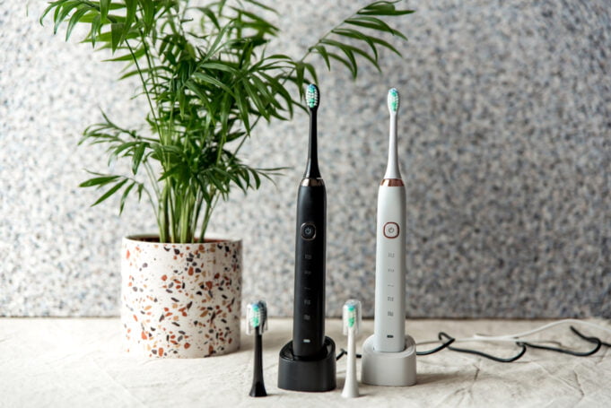 Modern,Rechargeable,Sonic,Or,Electric,Toothbrush,Set,With,Charger,In