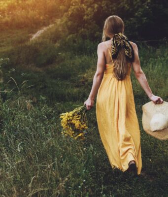 Sukienki damskie na lato – wyraź siebie za pomocą letnich outifów
