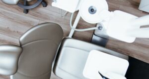 Regularne wizyty w gabinecie stomatologicznym kluczem do pięknego uśmiechu