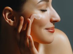 Makijaż no-makeup z bazą rozświetlającą – naturalny efekt glow