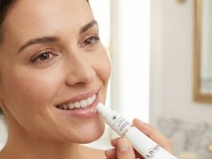 Pielęgnacja ust na miarę potrzeb – dobierz dermokosmetyki i balsam perfekcyjny kobieta nakładajaca balsam na usta