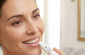 Pielęgnacja ust na miarę potrzeb – dobierz dermokosmetyki i balsam perfekcyjny kobieta nakładajaca balsam na usta