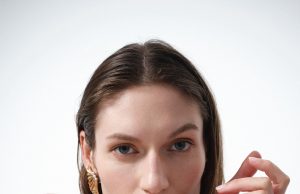 Jak dopasować biżuterię do dekoltu i kroju ubrań, aby cała stylizacja wyglądała spójnie?