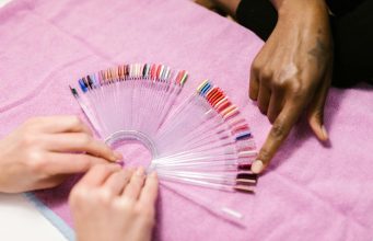 Stacjonarnie czy online? Gdzie najlepiej zaopatrzyć się w profesjonalne produkty do manicure?