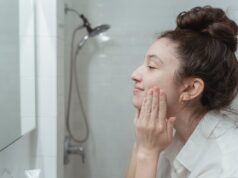 Jak pielęgnować skórę trądzikową? Analiza najnowszych wytycznych klinicznych i badań