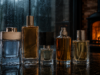 alt: Perfumy przy oknie w deszczu
